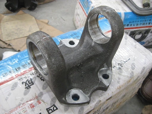 Фланец карданного вала 180x4 с насечкой крестовина 57x144